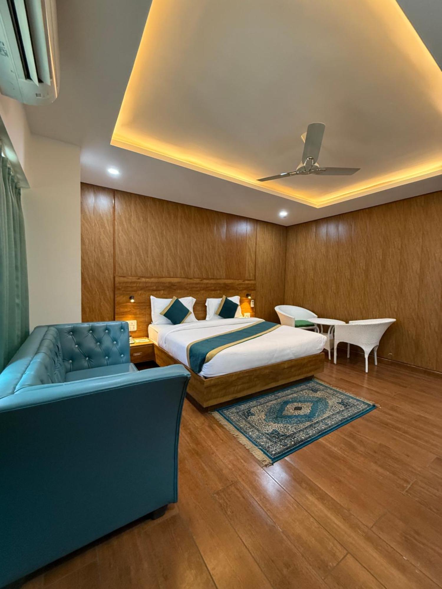 Hotel 7 Heaven Dehradun Exterior foto